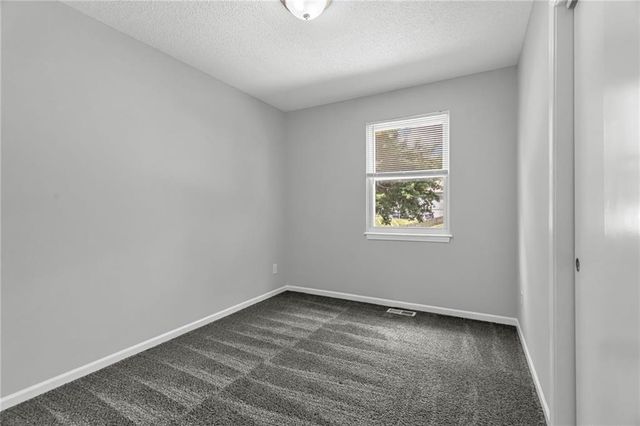 405 SE Onyx Circle, Lee's Summit, MO 64063