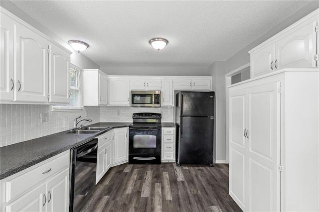 405 SE Onyx Circle, Lee's Summit, MO 64063