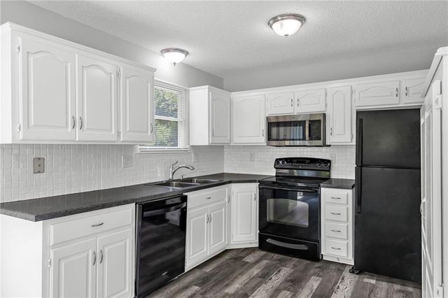 405 SE Onyx Circle, Lee's Summit, MO 64063