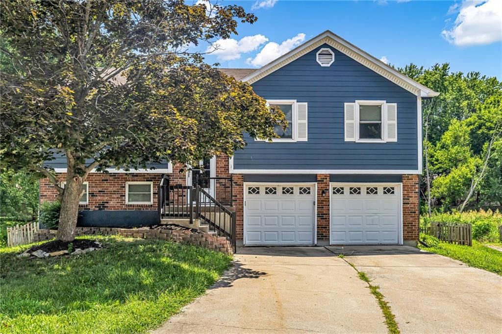 405 SE Onyx Circle, Lee's Summit, MO 64063
