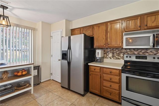 6 Grist Mill DR, Hampton, VA 23669