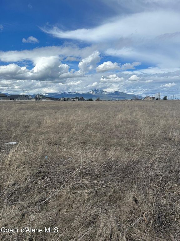 E Bogie Dr, Post Falls, ID 83854 photo 2