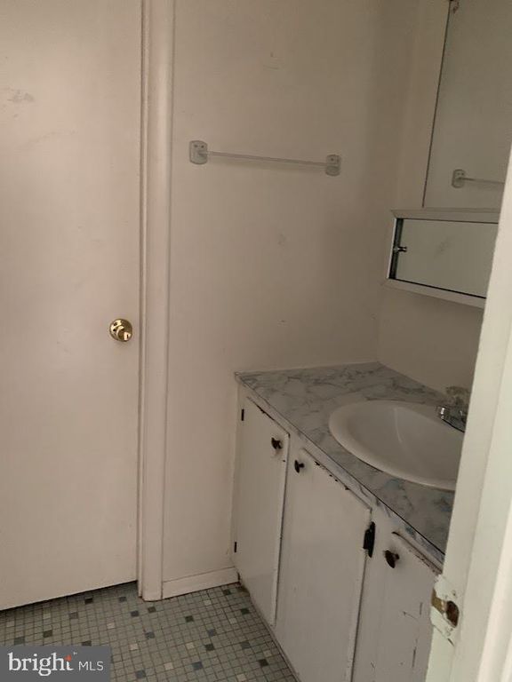 Image 5 of property listing at 115 HAPSBURG CT, Parkville, MD 21234