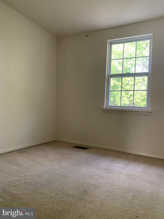 Image 7 of property listing at 115 HAPSBURG CT, Parkville, MD 21234