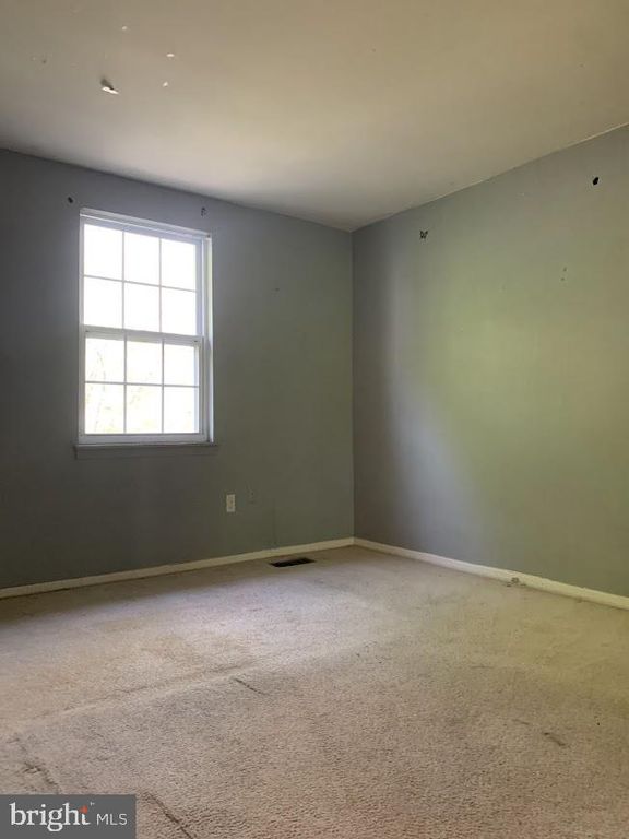 Image 8 of property listing at 115 HAPSBURG CT, Parkville, MD 21234