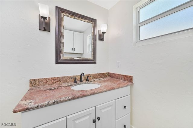 2500 Harbor View DR, Matlacha, FL 33993