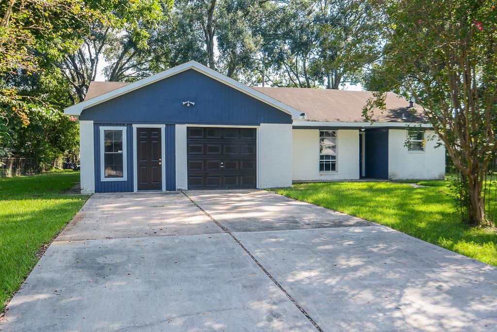 12315 Maxim Drive, Houston, TX 77065