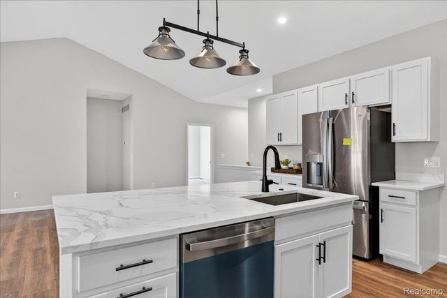 7460 Village Court, Springfield Charter Township, MI 48350