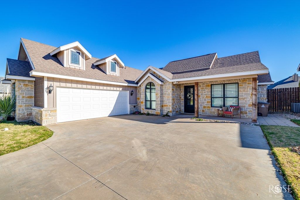 Image 4 of property listing at 2009 Silver Creek Court, San Angelo, TX 76904