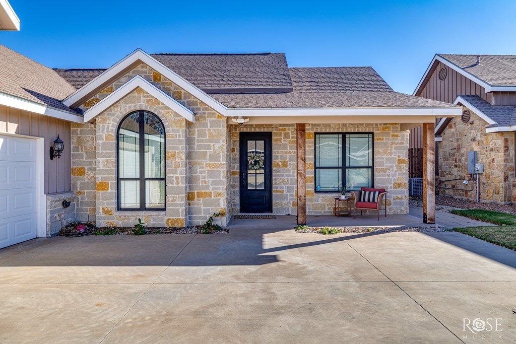 Image 5 of property listing at 2009 Silver Creek Court, San Angelo, TX 76904