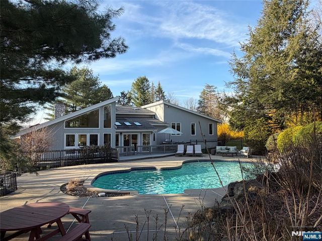 8 Union Hill Road, Denville Township, NJ 07834