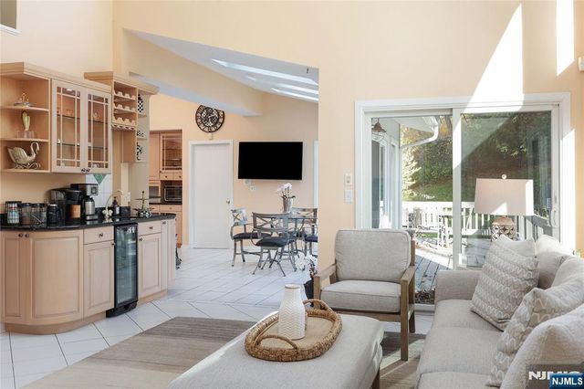 8 Union Hill Road, Denville Township, NJ 07834