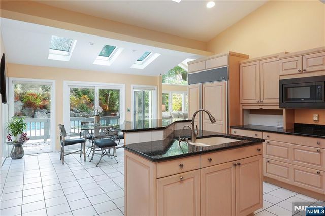 8 Union Hill Road, Denville Township, NJ 07834