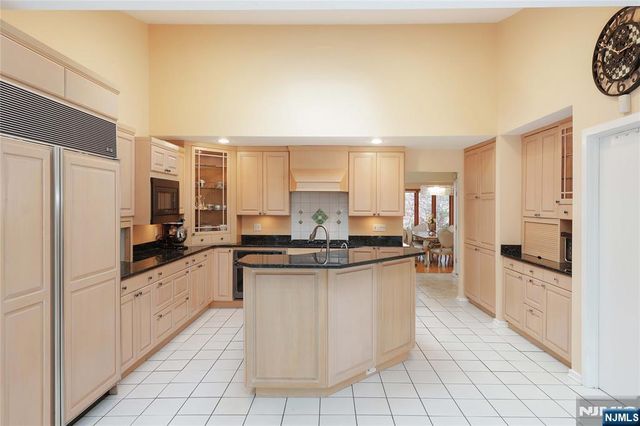 8 Union Hill Road, Denville Township, NJ 07834