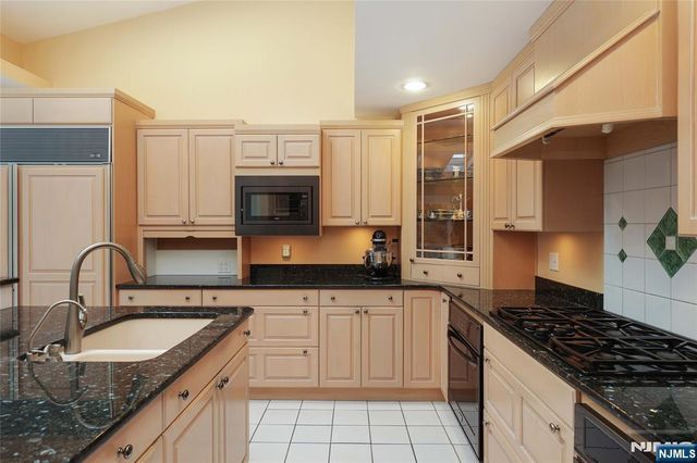 8 Union Hill Road, Denville Township, NJ 07834