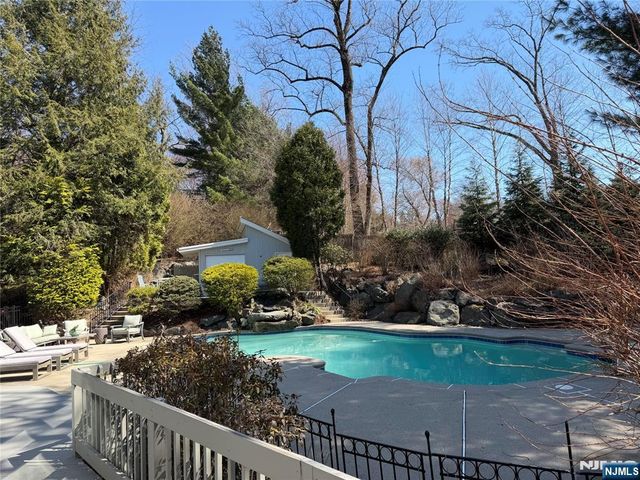 8 Union Hill Road, Denville Township, NJ 07834