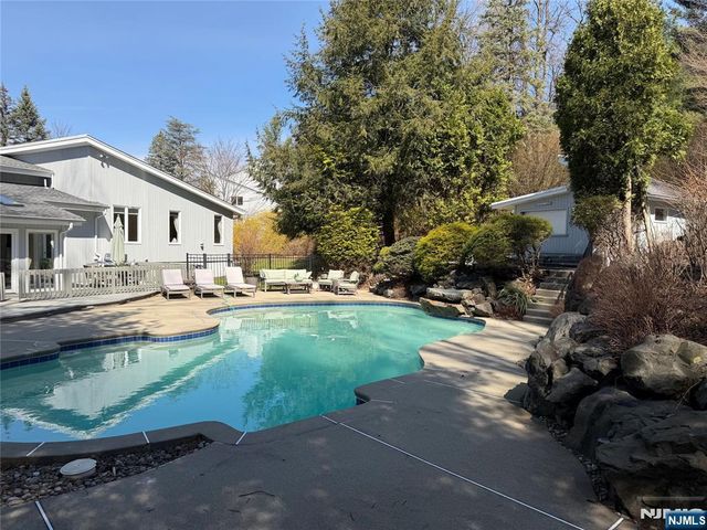 8 Union Hill Road, Denville Township, NJ 07834