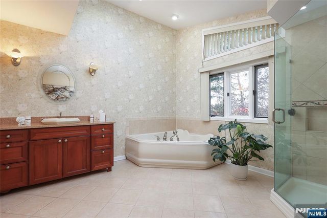 8 Union Hill Road, Denville Township, NJ 07834