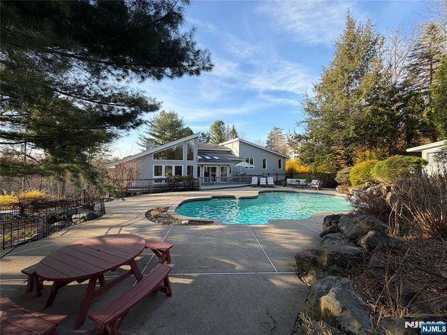 8 Union Hill Road, Denville Township, NJ 07834