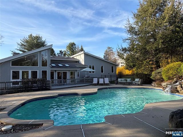 8 Union Hill Road, Denville Township, NJ 07834