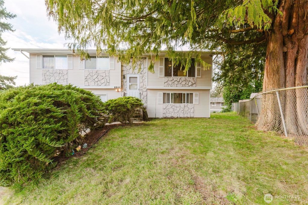 6844 NE Helena Court, Bremerton, WA 98311