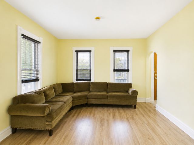 952 Larkin Avenue, Elgin, IL 60123