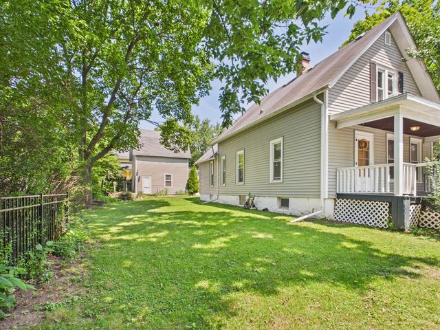 952 Larkin Avenue, Elgin, IL 60123