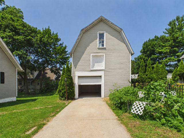 952 Larkin Avenue, Elgin, IL 60123