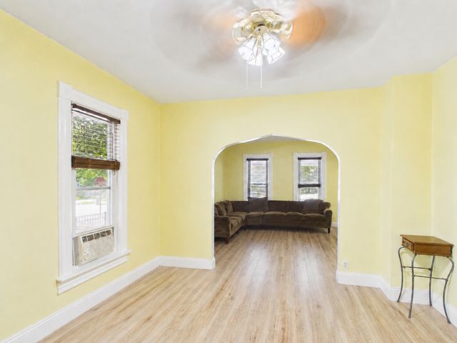 952 Larkin Avenue, Elgin, IL 60123