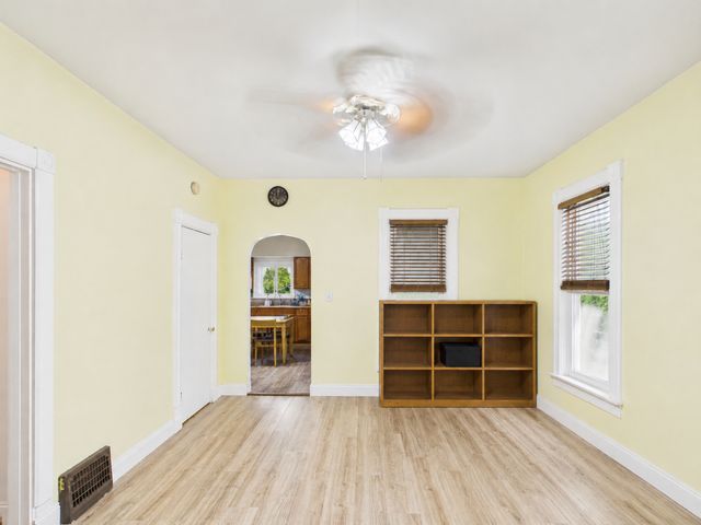 952 Larkin Avenue, Elgin, IL 60123