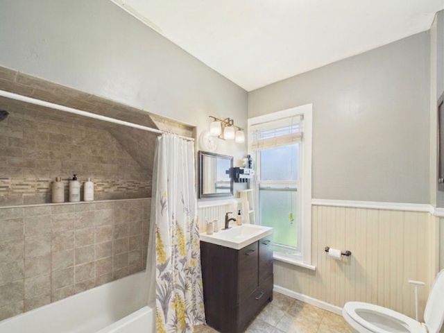 952 Larkin Avenue, Elgin, IL 60123