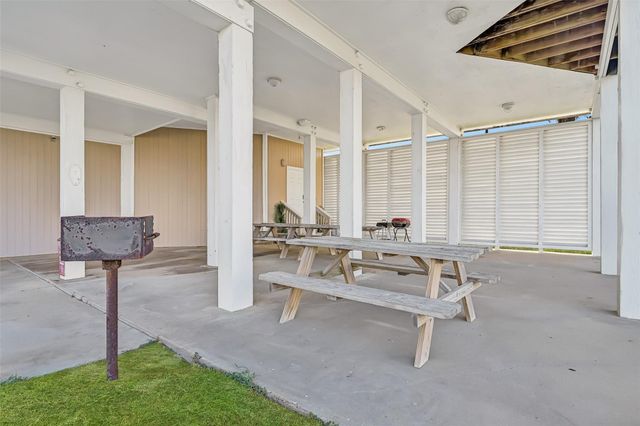 19131 Kahala Drive, Galveston, TX 77554