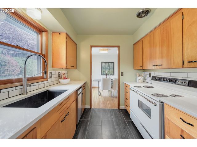 540 E FAIRFIELD St, Gladstone, OR 97027