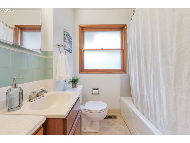 540 E FAIRFIELD St, Gladstone, OR 97027