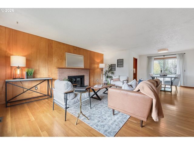 540 E FAIRFIELD St, Gladstone, OR 97027