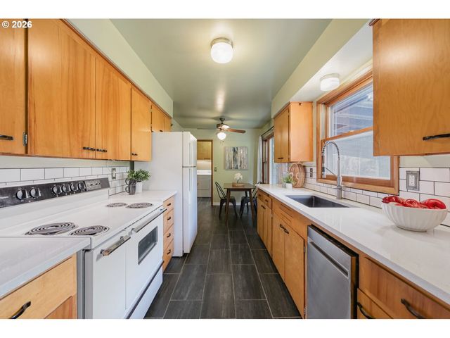 540 E FAIRFIELD St, Gladstone, OR 97027