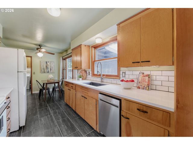 540 E FAIRFIELD St, Gladstone, OR 97027