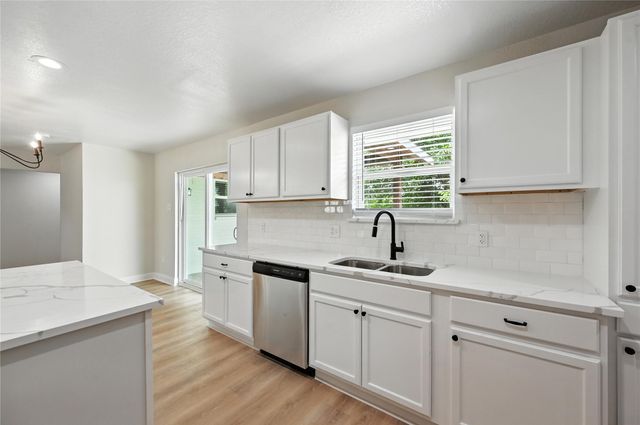 218 Lakeway Drive, Waxahachie, TX 75165