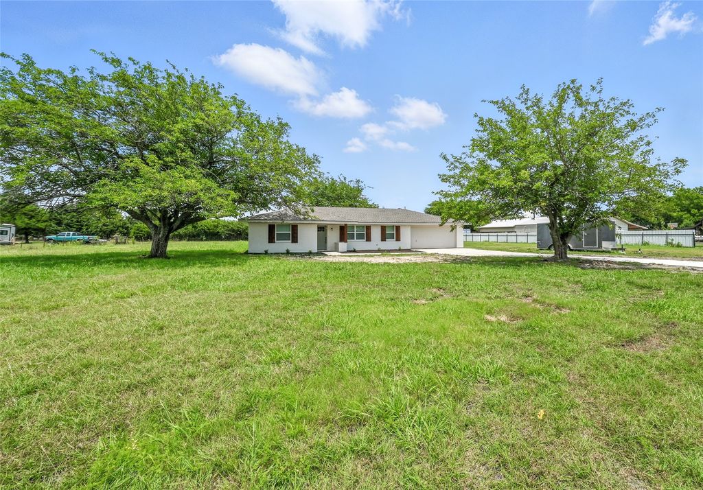 218 Lakeway Drive, Waxahachie, TX 75165