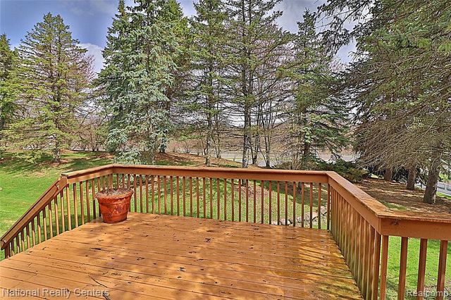 110 Four Seasons Drive, Lake Orion, MI 48360