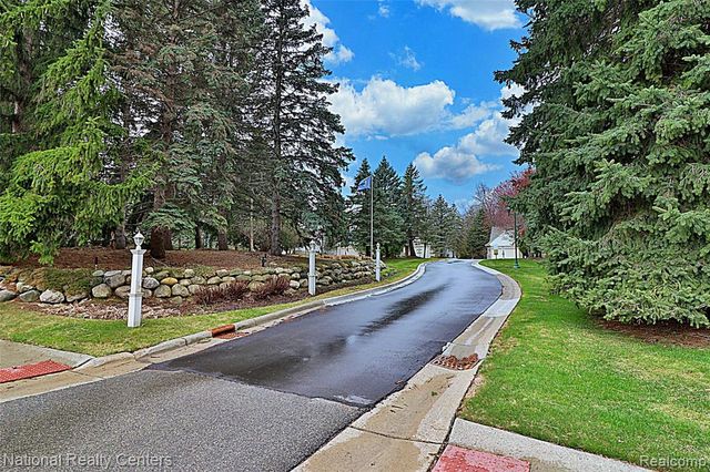 110 Four Seasons Drive, Lake Orion, MI 48360