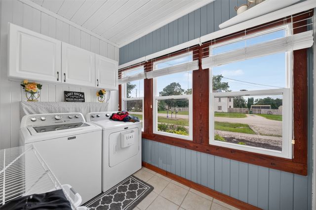 313 Oak Avenue NE, Mitchellville, IA 50169