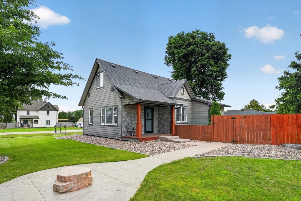 313 Oak Avenue NE, Mitchellville, IA 50169