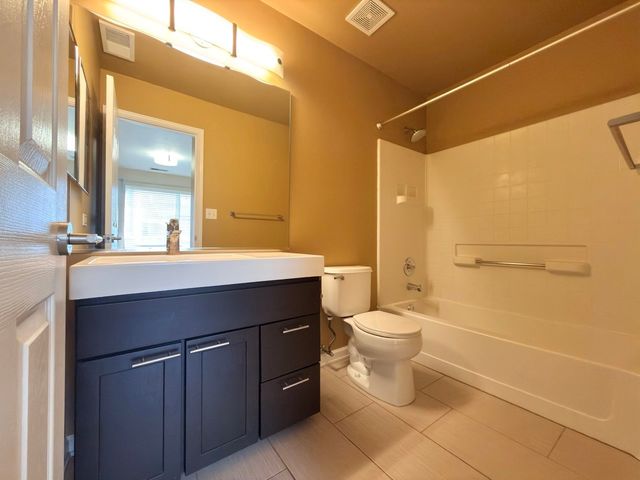 2263 DAYBREAK Drive 2263, Aurora, IL 60503