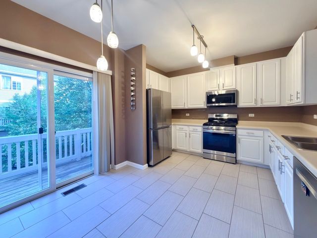 2263 DAYBREAK Drive 2263, Aurora, IL 60503