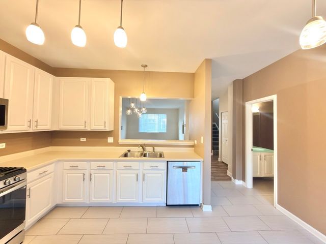 2263 DAYBREAK Drive 2263, Aurora, IL 60503