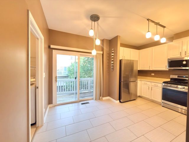 2263 DAYBREAK Drive 2263, Aurora, IL 60503