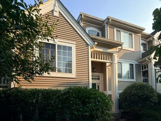 2263 DAYBREAK Drive 2263, Aurora, IL 60503