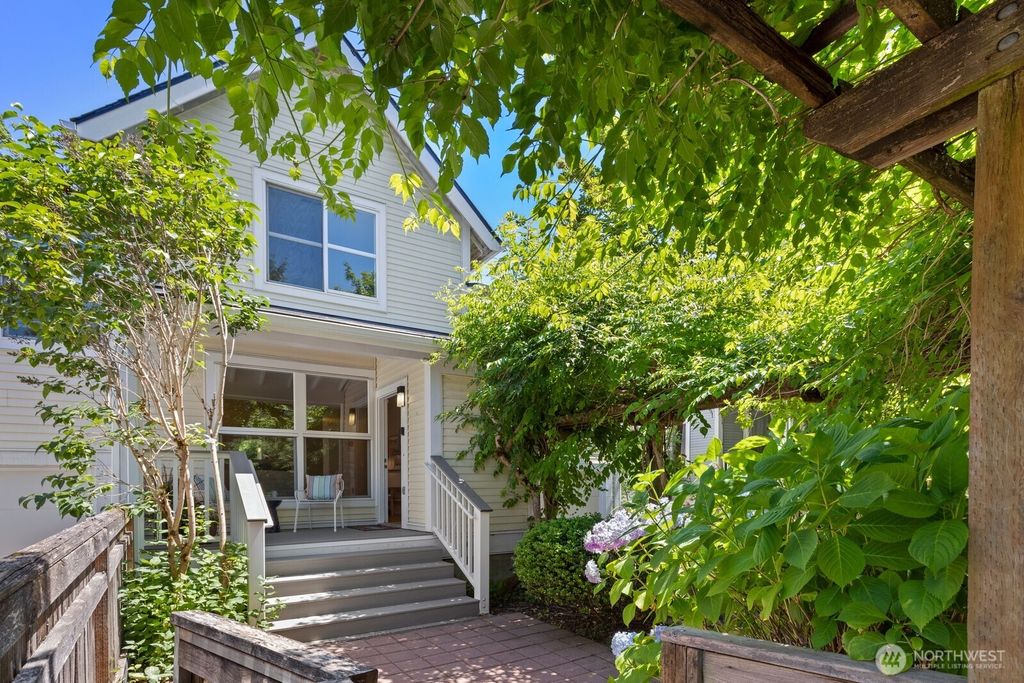 6726 35th Place S, Seattle, WA 98118