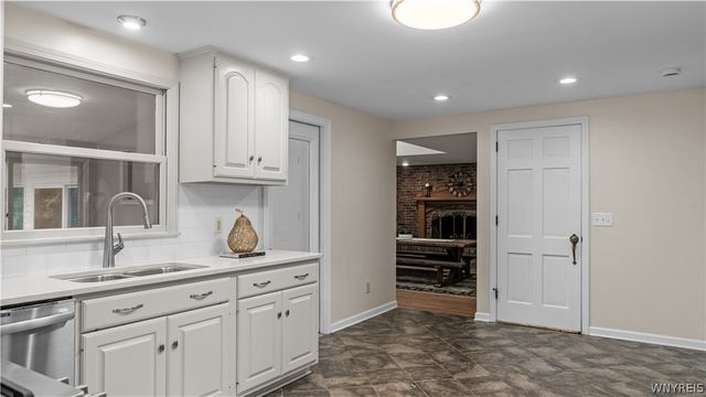 6 Stonehenge Court, Orchard Park, NY 14127